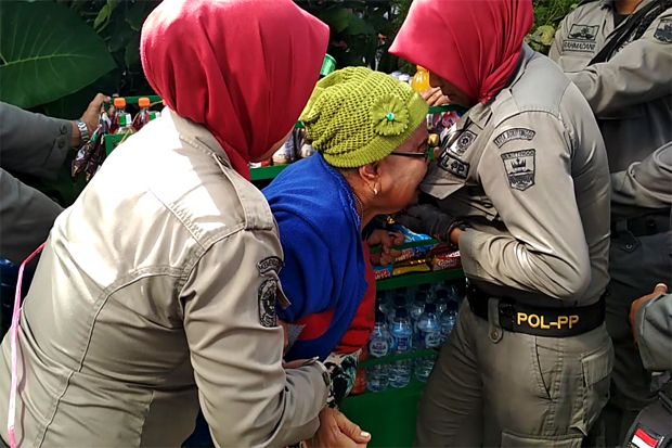 Razia Penertiban PKL di Bukittinggi Ricuh, 2 Satpol PP Digigit Pedagang