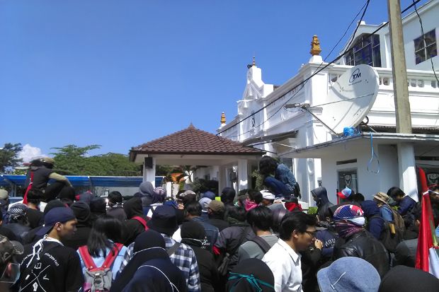 Diminta Bongkar Bangunan, Puluhan Warga Demo PT KAI Daop II Bandung