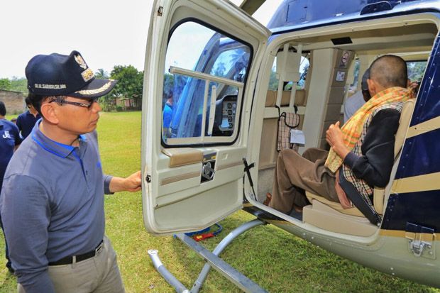 Gunakan Helikopter, JR Saragih Bawa Tiga Warga Nagori Dolok ke Rumah Sakit