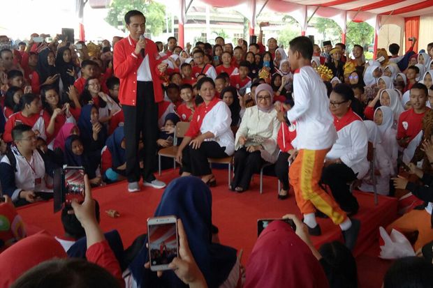 Jokowi Imbau Usia di Bawah 13 Tahun Tak Boleh Main Facebook