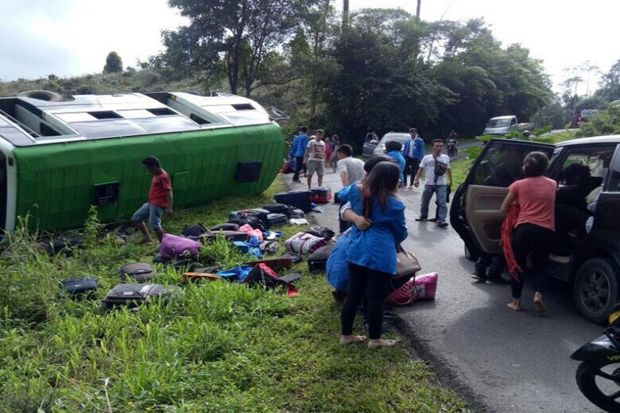 Hendak KKN, Bus yang Ditumpangi Puluhan Mahasiswa Unima Terbalik