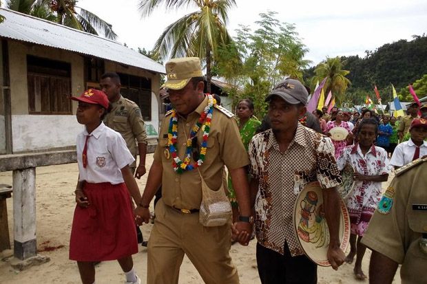 Membangun Tanah Leluhur Bupati Raja Ampat Blusukan ke Kampung-Kampung