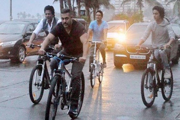 Salman Khan Beli Sepeda Mewah untuk Shahrukh Khan