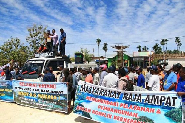 DPRD Raja Ampat Didemo Ratusan Warga