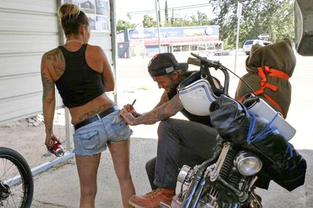Naik Motor, Ketampanan David Beckham Bikin Khilaf Gadis Seksi Bertato
