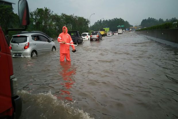 Banjir Setinggi Lutut Genangi Tol Tangerang Merak Km 38