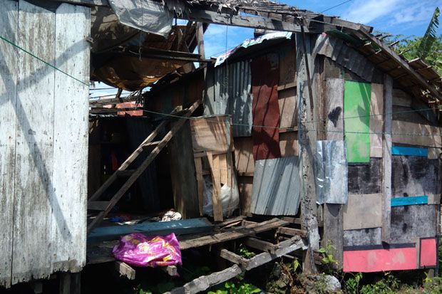 Tak Punya Biaya Sewa Rumah, Sofian dan Putrinya Tinggal di Gubuk Reyot