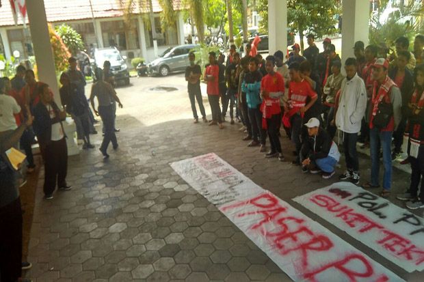 Terkait Pemukulan, Puluhan Suporter Paserbumi Demo di DPRD Bantul