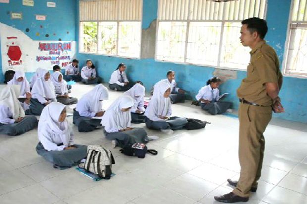 Tak Ada Kursi, 228 Siswa SMA di Mamuju Utara Belajar di Lantai