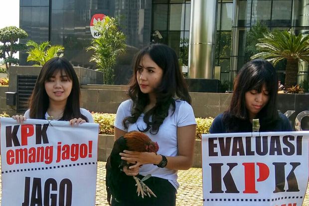 Bawa Ayam Jago, Pendemo Cantik Minta KPK Lebih Berani