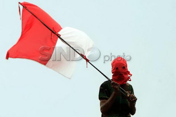 Prajurit TNI Kodim 1014 Keliling Desa Ingatkan Warga Pasang Bendera