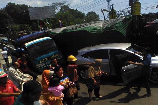 Rem Blong, Tronton Timpa Truk dan Minibus