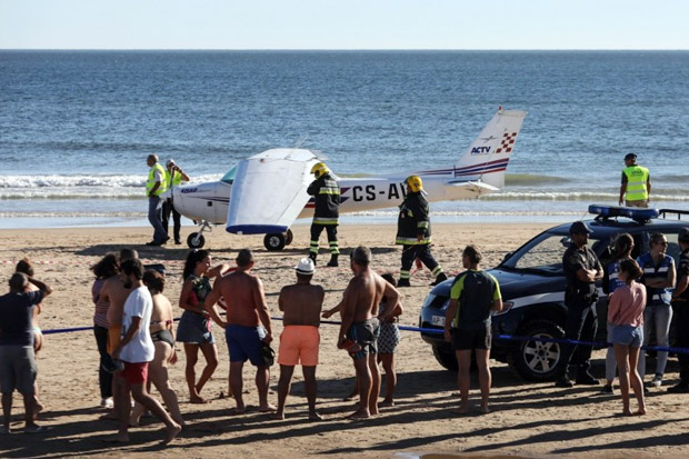 Asyik Berjemur di Pantai, Dua Turis Tewas Dihantam Pesawat