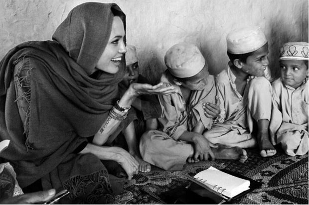 Foto Bersama Anak Kecil, Angelina Jolie Sebut Dedikasi pada Pekerjaan