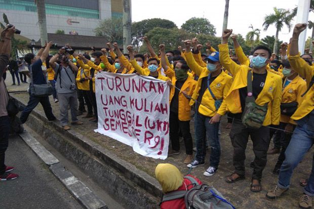 Ratusan Mahasiswa Geruduk DPRD Provinsi Sumatera Selatan