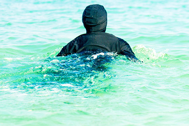 Berenang Menggunakan Burkini, Muslimah Prancis Didenda Rp7 Juta Lebih
