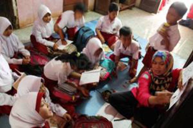 Memprihatinkan, Ratusan Murid SD Belajar di Rumah Warga