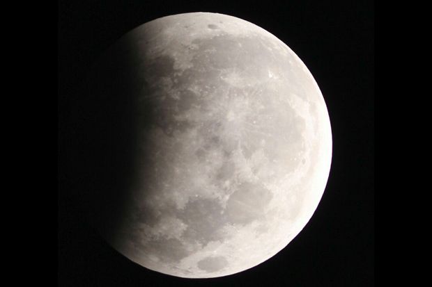 Puncak Gerhana Bulan Terlihat dari Bandung