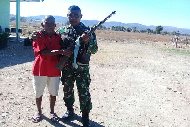Warga Ponu Serahkan Senjata Springfield Bekas Perang Timor Timur