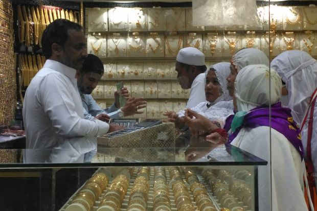 Jamaah Haji Berburu Emas Arab di Madinah