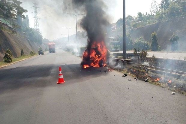 Hantam Pembatas Jalan, Mobil Pelajar Terguling dan Terbakar