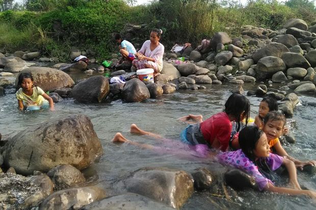 Krisis Air Bersih di Purwakarta, Warga Manfaatkan Air Sungai Ciherang