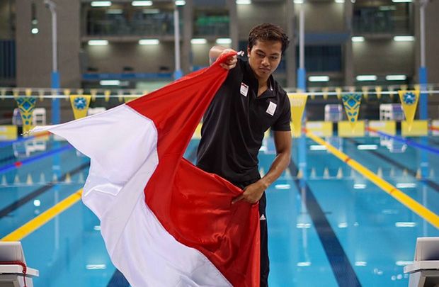 Siman Bawa Bendera Indonesia Saat Defile SEA Games 2017