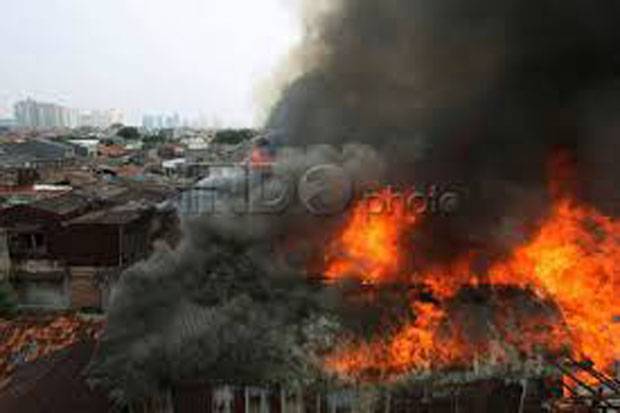 Kebakaran Hebat Hanguskan 3 Rumah dan Kios Warga di Palopo