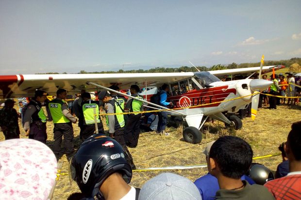 Belum Dievakuasi, Pesawat yang Mendarat di Persawahan Jadi Tontonan Warga
