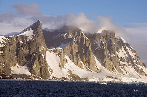Ilmuwan Temukan 91 Gunung Berapi di Bawah Lapisan Es Antartika