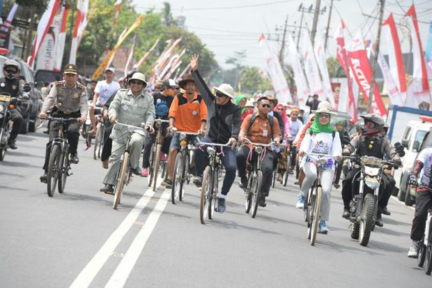 Ikut Rombongan Sepeda Ontel, Menpora Pimpin GPN 2017 di Blitar