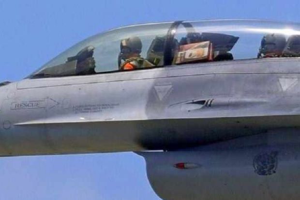 Pilot Jet Tempur F-16 Taiwan Terbang Angkut 2 Kotak Mochi