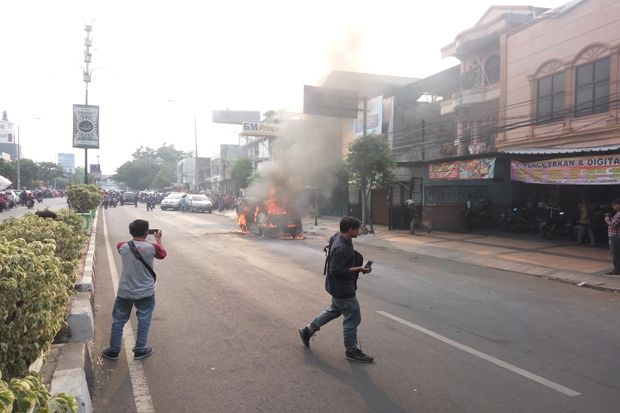 Sopir Perbaiki Mesin, Angkot Terbakar di Jalan Protokol Kota Serang