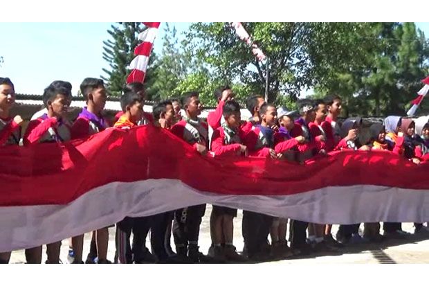 Ratusan Siswa Kibarkan Bendera Sepanjang 1.000 Meter di Puncak Gunung Ciremai