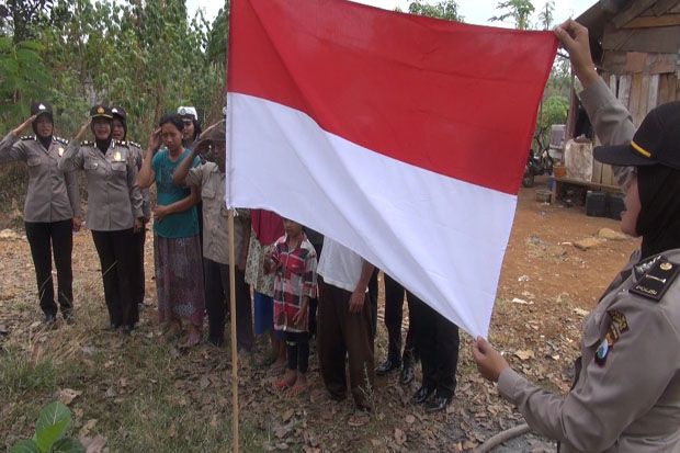Sambangi Desa Terpencil, Polwan Bagikan Bendera dan Sembako