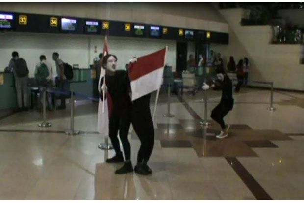 Aksi Pantomim Sambut HUT Kemerdekaan RI ke 72 di Bandara Juanda