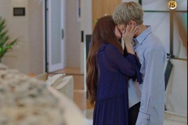 Krystal F(X) Berikan Ciuman Hangat untuk Gong Myung