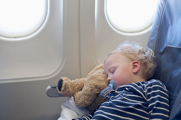 Tips Tidur Nyaman si Kecil Saat di Pesawat