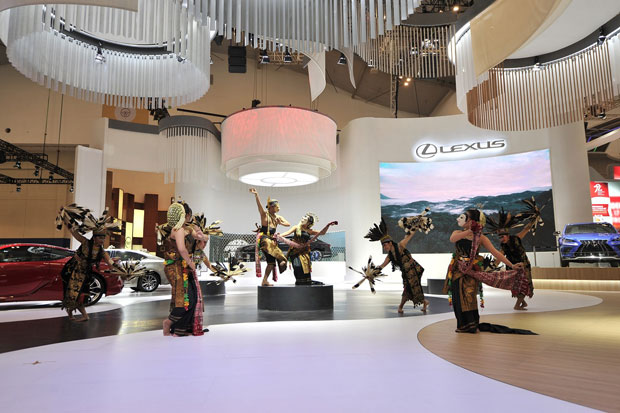 Lexus Kenalkan Budaya Indonesia Pada Dunia di GIIAS 2017