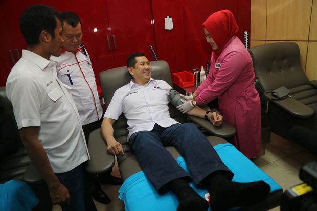Beri Contoh Kader, Hary Tanoe Donor Darah di PMI Surabaya