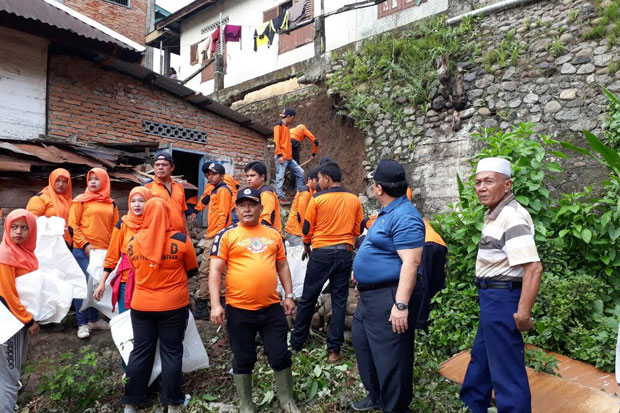 Diguyur Hujan 2 Jam, Rumah Warga di Padangsidimpuan Ditimpa Longsor