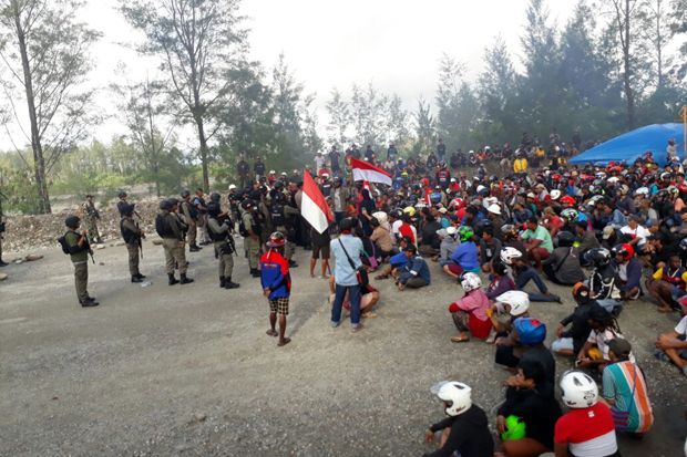 Aparat Bubarkan Paksa Massa yang Beraksi di Jalan Masuk PT Freeport