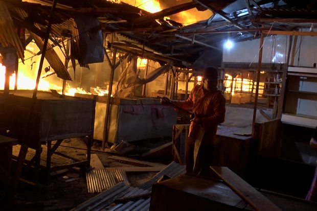 12 Mobil Pemadam Kebakaran Dikerahkan ke Pasar Pagi Kaliwungu