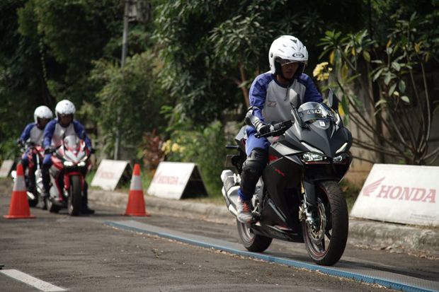 Konsumen Jajal Motor Balap MotoGP Versi Jalan Jaya Honda