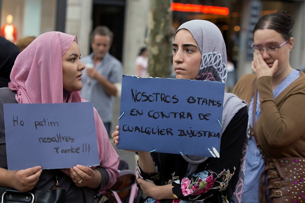 Protes Aksi Teror, Puluhan Umat Muslim Penuhi Jalanan Barcelona