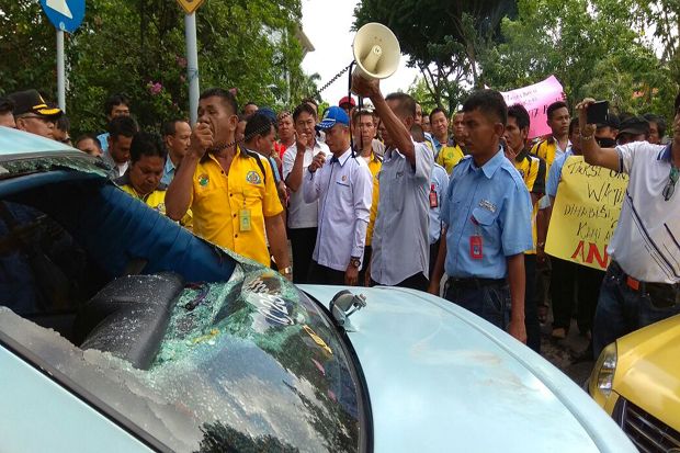 Buntut Bentrokan, Ratusan Sopir Taksi Konvensional Demo Pemkot Pekanbaru