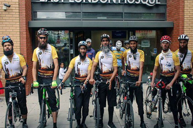 Sekelompok Muslim Asal Inggris Naik Haji dengan Bersepeda