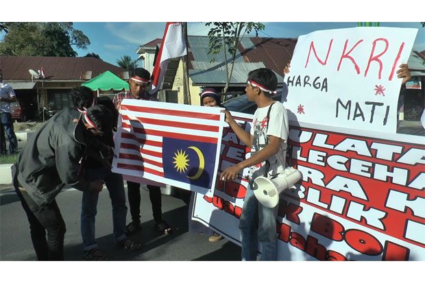 Mahasiswa Aceh Bakar Bendera Malaysia