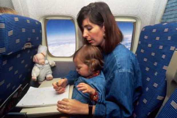 5 Hal Wajib Diperhatikan Orang Tua Saat Bawa Anak Naik Pesawat