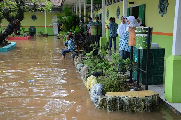 Hujan Dua Jam, Sekolah Pulangkan Murid karena Kebanjiran